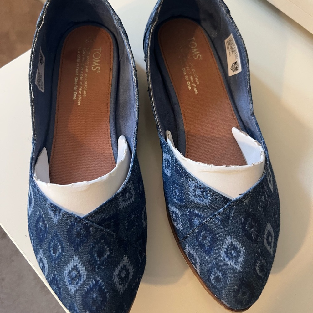 TOMS Jutti Blue Bleach Washed Denim Flat